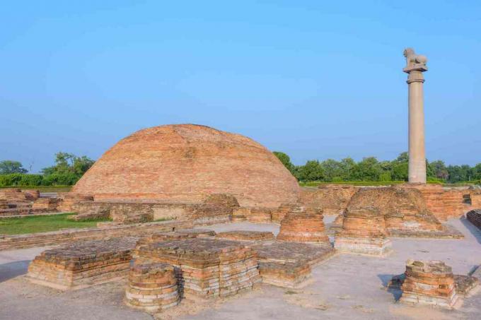 Ananda Stupa e Asokan pilastro a Kutagarasala Vihara, Vaishali, Bihar, India