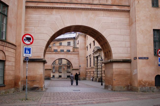 Persone che camminano attraverso i vecchi archi a Copenhagen
