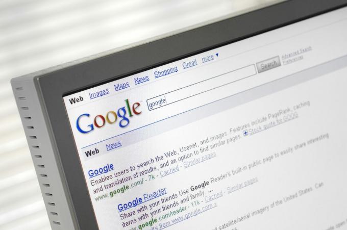 Pagina del motore di ricerca di Google con i risultati della ricerca visualizzati sul monitor di un computer