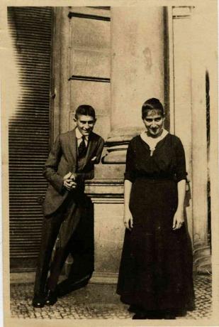 Franz Kafka con sua sorella Ottla davanti alla casa Oppelt a Praga Artista: Anonimo