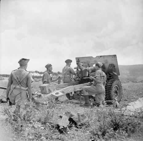 Equipaggio con un cannone da 25 libbre in un campo.