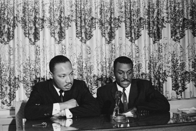 Gli attivisti per i diritti civili Martin Luther King Jr. e Fred Shuttlesworth tengono una conferenza stampa all'inizio della campagna di Birmingham, maggio 1963.