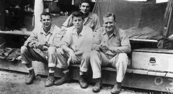 John F. Kennedy con altri membri dell'equipaggio