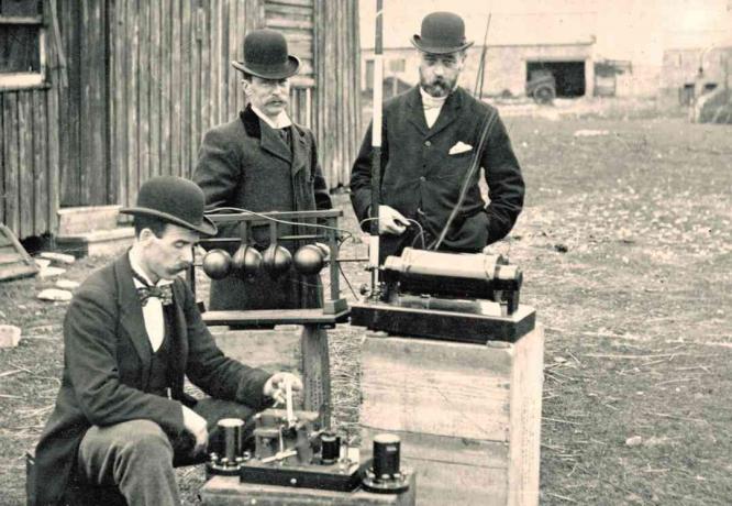 Vecchia fotografia di ingegneri dell'ufficio postale britannico che ispezionano le apparecchiature radio di Marconi durante una dimostrazione a Flat Holm Island, 13 maggio 1897