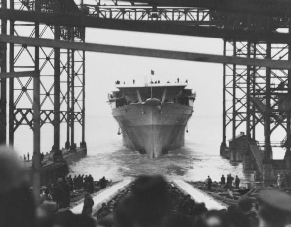 Scafo di USS Ranger che scivola giù per le strade della guerra.