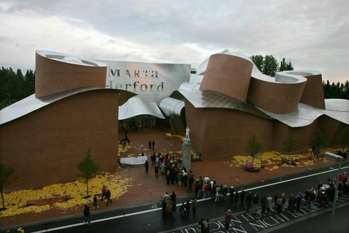 lunga vista del tetto ondulato in metallo su un edificio in mattoni rossi di nome MARTa Herford - La gente si mette in fila per entrare nel museo "MARTa" il 7 maggio 2005 a Herford, in Germania. Il museo di arte e design contemporaneo, progettato dall