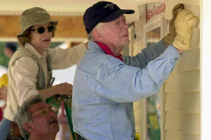L'ex presidente degli Stati Uniti Jimmy Carter e sua moglie Rosalyn attaccano il binario di raccordo alla parte anteriore di una casa Habitat for Humanity in costruzione il 10 giugno 2003 a LaGrange, in Georgia.