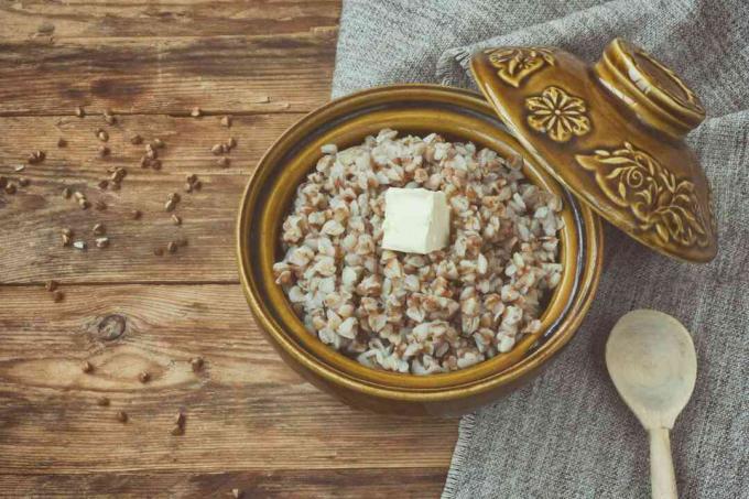 porridge di grano saraceno in vaso di ceramica