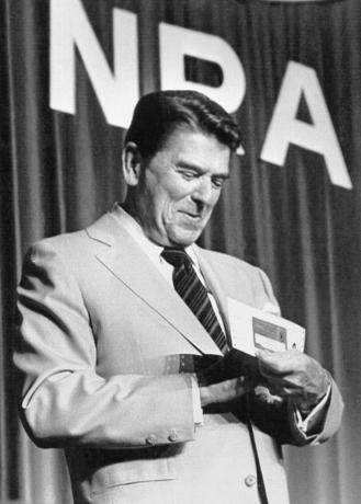 Il presidente Reagan riceve la sua tessera dell'NRA