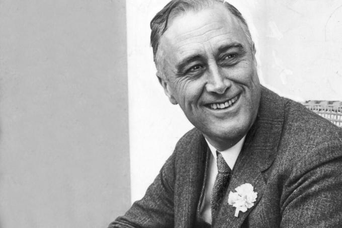 1928: lo statista americano Franklin Delano Roosevelt (1882 - 1945) sorride quando viene a sapere che stava guidando il concorso per il governatore dello Stato di New York il 1 ° giugno 1928.