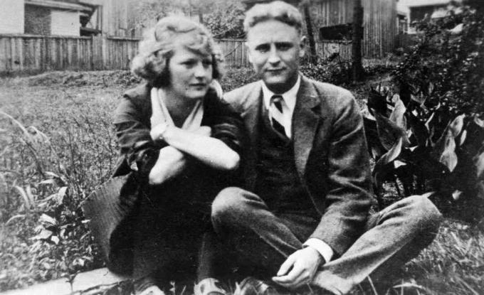 Zelda e F. Scott Fitzgerald seduto nel loro giardino