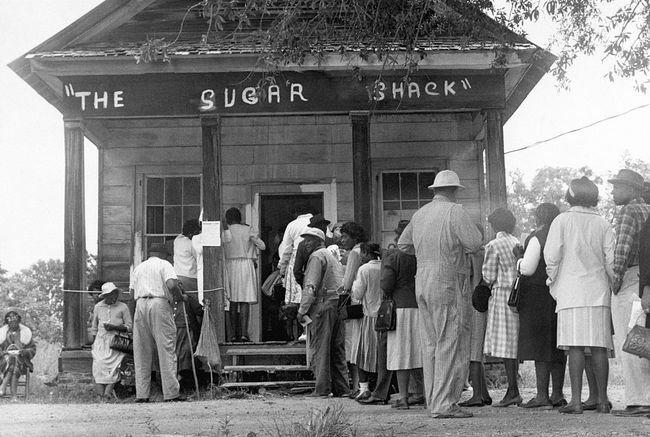Gli elettori afroamericani, in grado di votare per la prima volta nella contea rurale di Wilcox, in Alabama, si mettono in fila davanti a un seggio elettorale dopo l'approvazione della legge federale sui diritti di voto nel 1965.