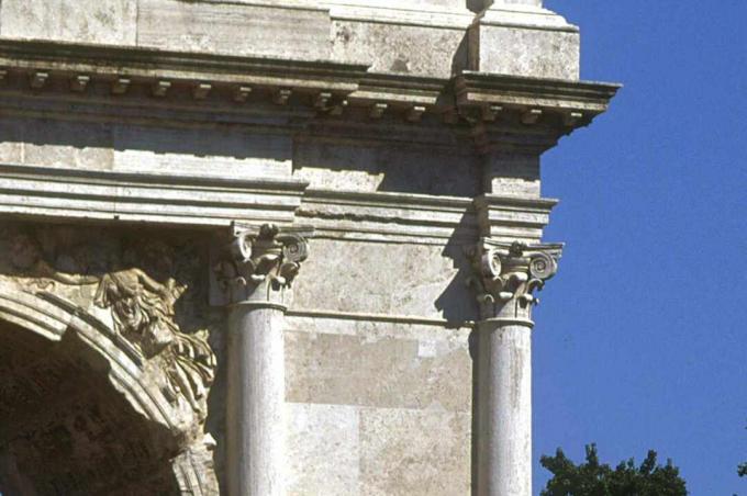 Particolare di capitelli compositi in marmo su colonne composte impegnate, ricostruito su un antico arco trionfale romano