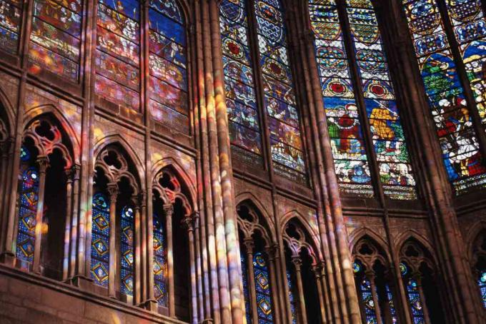 Vetrate nella Cattedrale di Saint-Denis, Parigi, Francia