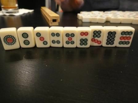 La tuta di pietre di un set standard di tessere Mahjong in piedi su un tavolo.