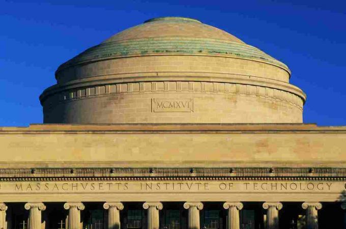 Cupola che assomiglia al Pantheon con lettere scolpite di MASSACHVSETTS INSTITVTE OF TECHNOLOGY