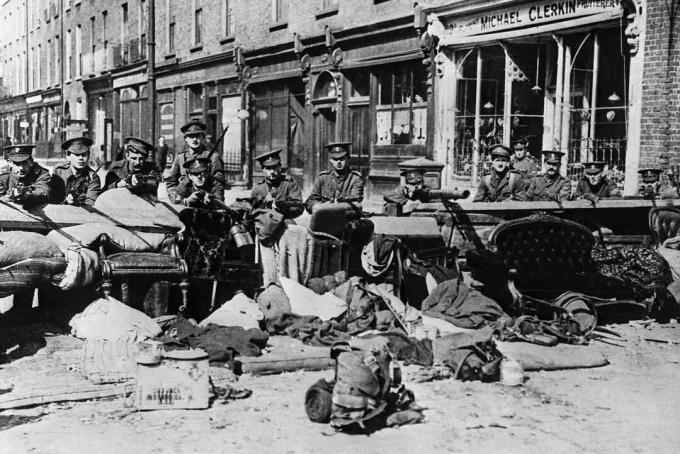 foto delle truppe britanniche durante la Risurrezione di Pasqua del 1916 a Dublino