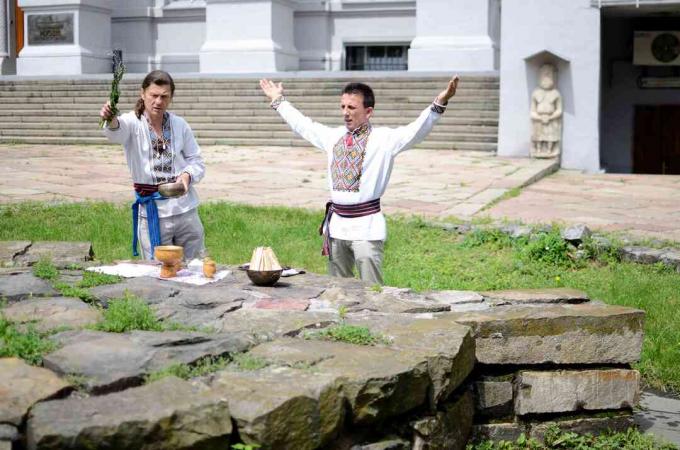 comunità pagana ucraina che fa cerimonia rituale dedicata a Perun, Ucraina