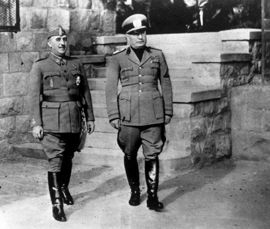 Il leader autoritario spagnolo Francisco Franco (a sinistra) con il dittatore italiano Benito Mussolini, 4 marzo 1944