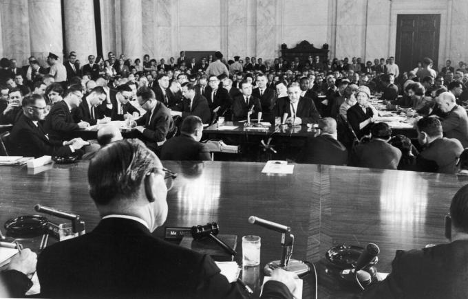 Fotografia di un'affollata sala udienza come il gangster Joseph Valachi ha testimoniato davanti al comitato del Senato.