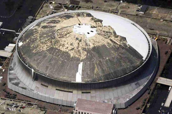 foto aerea della guaina del tetto rimossa dalla metà di uno stadio a cupola