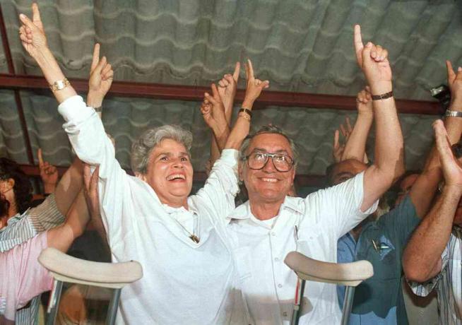 Violetta Chamorro vince le elezioni presidenziali, 1990