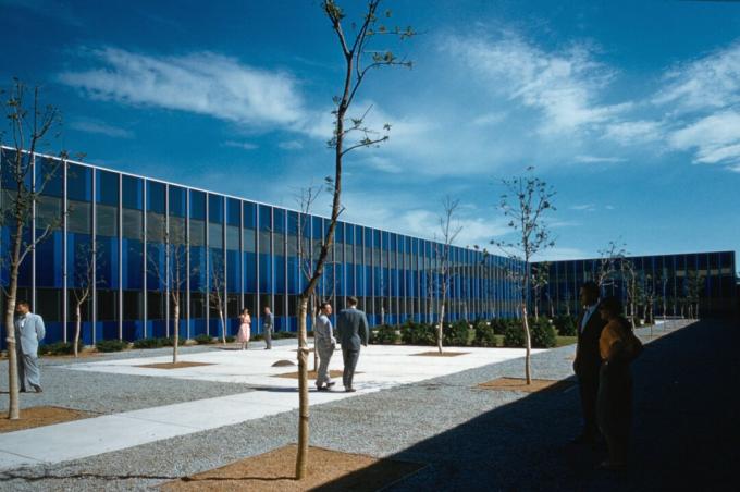 finestre colorate di blu di Eero Saarinen-progettato IBM Center, Rochester, Minnesota, c. 1957