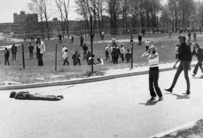 Fotografia di un manifestante studente morto a Kent State