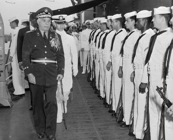 Generale Rafael Trujillo Revisionando Visitando i marinai americani