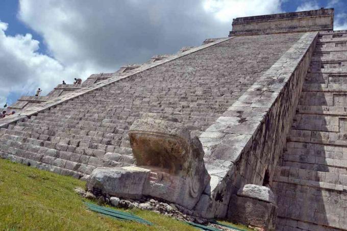 Alzando gli occhi verso el Castillo (Kukulcan) dal fondo delle sue iconiche scale