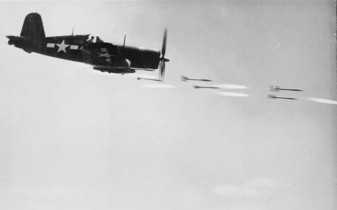 Combattente F4U Corsair che lancia razzi durante la battaglia di Okinawa.