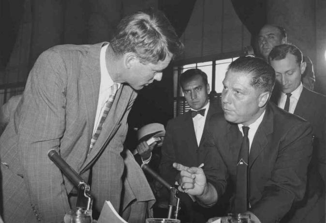 foto di Jimmy Hoffa che gesturing a Robert Kennedy