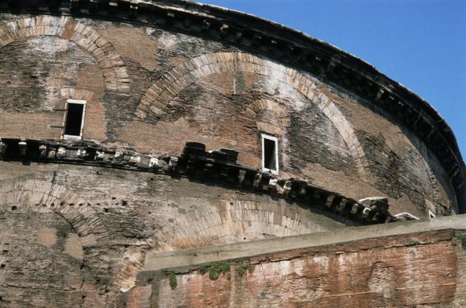 evidenti archi dall'aspetto di mattoni integrati nella parete esterna curva della sala della cupola