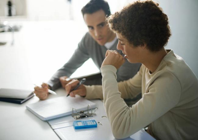 Padre aiutando il figlio adolescente con i compiti