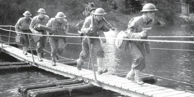 Soldati americani che attraversano un piccolo pontone.