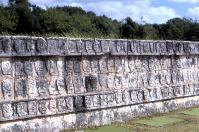 Muro di teschi (Tzompantli) a Chichen Itzá, in Messico