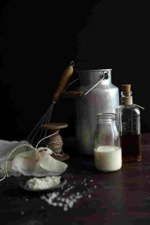 L'aceto mescolato con latte viene utilizzato per produrre ricotta fatta in casa e latticello.