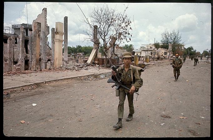I rifugiati fuggono dall'attacco del Viet Cong