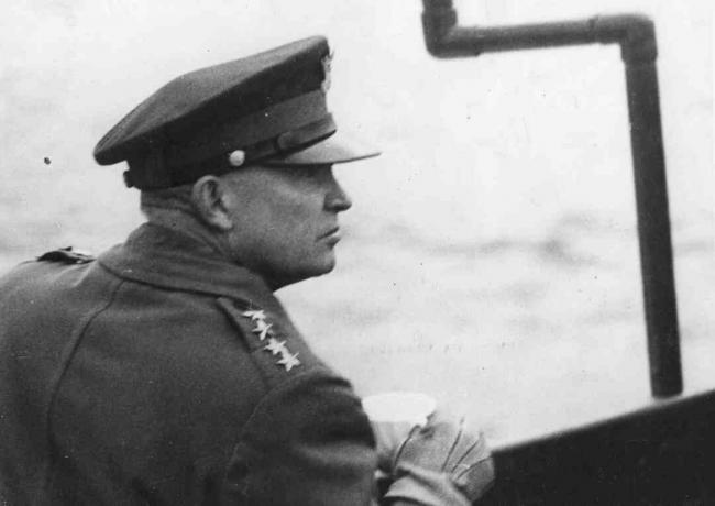 Il generale Dwight D Eisenhower (1890 - 1969), comandante supremo delle forze alleate, osserva il Operazioni di sbarco alleate dal ponte di una nave da guerra nella Manica durante la seconda guerra mondiale, giugno 1944. Eisenhower è stato successivamente eletto 34 ° Presidente degli Stati Uniti