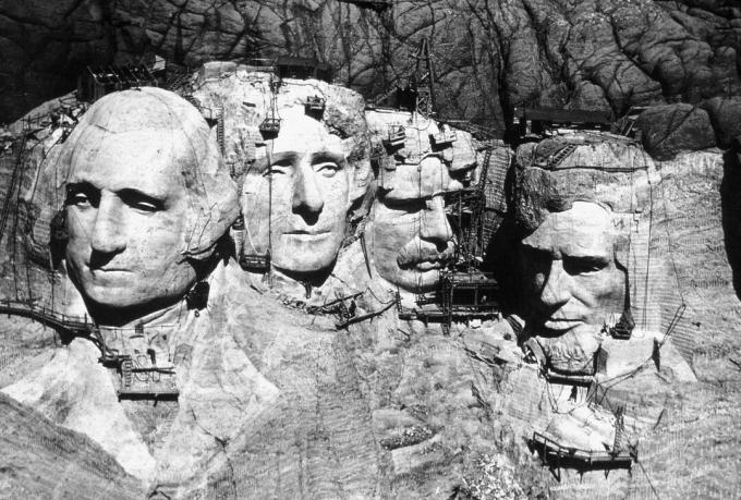 Monte Rushmore in costruzione.