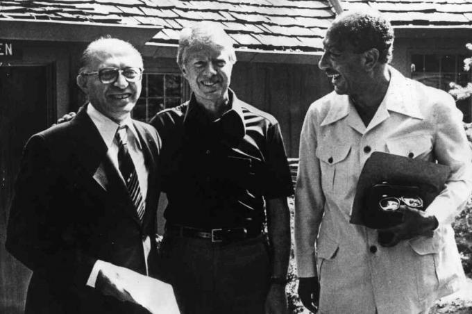 foto di Begin, Carter e Sadat a Camp David
