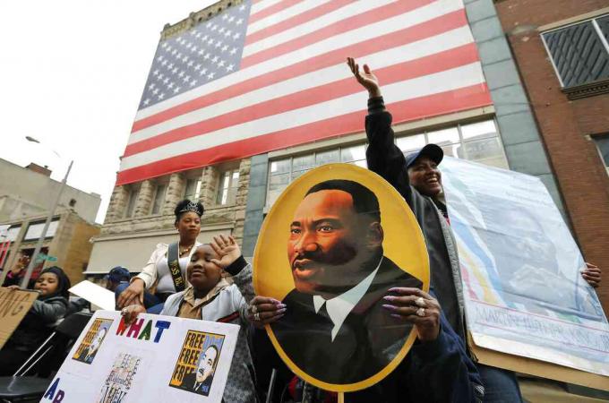 Memphis segna Martin Luther King Day con marzo al Lorraine Motel