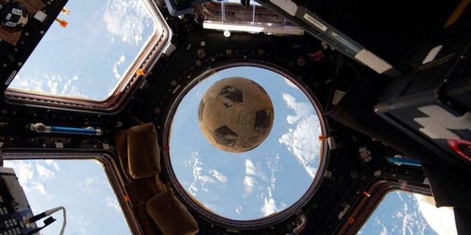 Il pallone da calcio di Ellison Onizuka, recuperato dopo il disastro di Challenger, vola a bordo della Stazione Spaziale Internazionale durante la Spedizione 49.