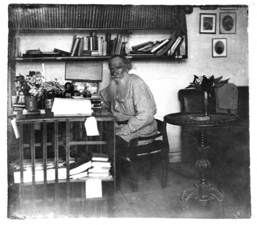 Tolstoy alla sua scrivania