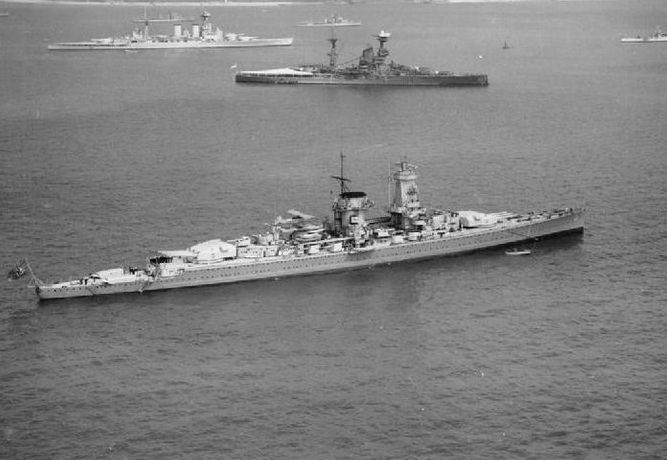 Nave da guerra tascabile Admiral Graf Spee all'ancora con navi da guerra britanniche in background.