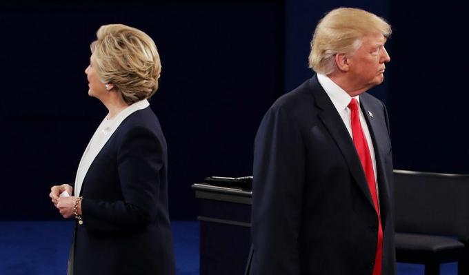 I candidati Hillary Clinton e Donald Trump tengono il secondo dibattito presidenziale alla Washington University