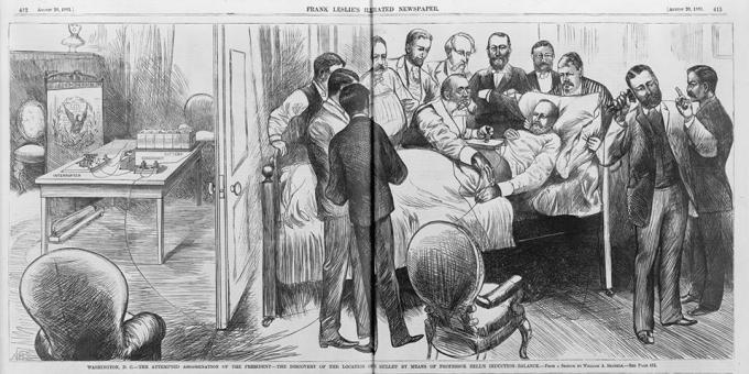 Alexander Graham Bell usa il suo dispositivo per l'equilibrio dell'induzione sul presidente Garfield.