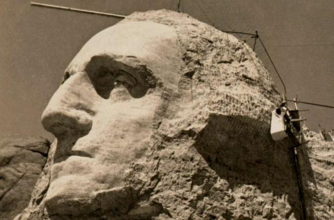 La faccia di Washington in costruzione sul Monte. Rushmore