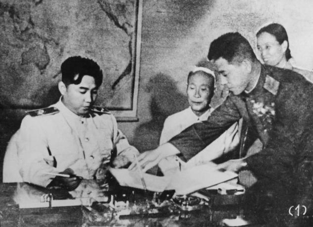 Il leader nordcoreano Kim Il-Sung firma l'accordo di armistizio coreano a Pyongyang, Corea del Nord, 1953