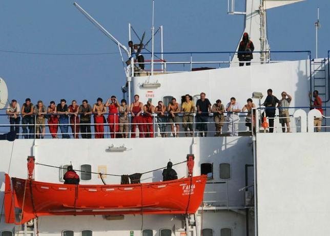 I pirati somali che tengono la nave mercantile, MV Faina, si trovano sul ponte della nave con i membri dell'equipaggio il 19 ottobre 2008.